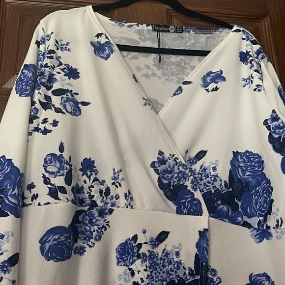 Gorgeous Blue Floral Wrap Style Dress - Picture 5 of 8